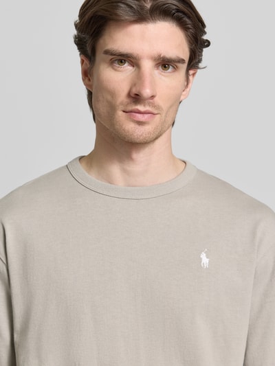 Männermodel trägt Relaxed Fit T-Shirt aus reiner Baumwolle von Polo Ralph Lauren in Optik: Unifarben mit Label-Stitching, Nahaufnahme Oberkörper.