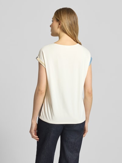 Modelka nosi damski t-shirt Regular Fit T-Shirt aus Viskose-Mix od s.Oliver RED LABEL, efekt: wielokolorowy, krój regular fit, wzór abstrakcyjny, aplikacja z wyhaftowanym logo, dekolt w łódkę, rękaw: krótki z zakończeniem brzegowym, wykończenie materiału: satyna, materiał: mieszanka wiskozy. Widok całej sylwetki z tyłu.