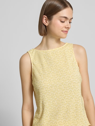 Frauenmodel trägt Regular Fit Tank Top mit Allover-Muster Modell 'FLORA' von Pieces, florales Muster, Rundhals, Plissee, Nahaufnahme Oberkörper.