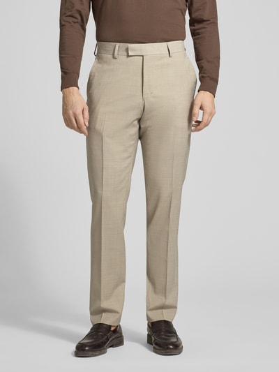 Mannenmodel draagt Straight Fit Anzughose met wol-aandeel model 'Tenuta' van Tiger Of Sweden in beige met persvouwen, zij- en achterzakken, haak- en ritssluiting, elastische materiaalmix, vooraanzicht hele lichaam.