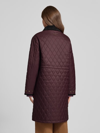 Vrouwenmodel draagt Regular fit gewatteerde mantel met drukknopen van Barbour in donkerrood, Dames, Ganzichaansicht achteraan.