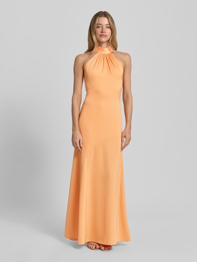 Frauenmodel trägt Neckholder-Maxikleid mit rückseitigem Reißverschluss von Lipsy in Orange, Material-Mix mit Stretch-Anteil, Figurbetont, Ganzkörperansicht von vorne. Rückenlänge bei Größe 36: 149 cm, Brustweite 41 cm.