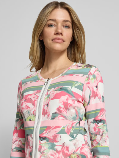 Frauenmodel trägt Bluse mit Zweiwege-Reißverschluss von Betty Barclay im floralen Allover-Print, Baumwoll-Mix, Rundhalsausschnitt, 3/4-Arm, körpernahe Passform, Nahaufnahme Oberkörper.