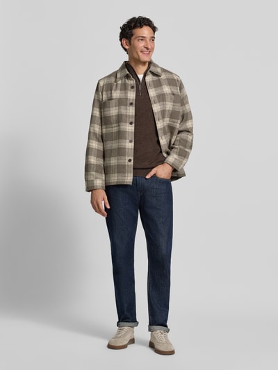 Männermodel trägt Slim Fit Pullover aus Woll-Mix von Profuomo, imitacja dzianiny, kołnierz zapinany, Długość tyłu 73 cm, Długość rękawów 68 cm, Ganzkörperansicht von vorne