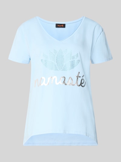 Produktfoto, hellblaues T-Shirt mit V-Ausschnitt und silbernem Ziersteinbesatz Modell 'Namaste' von miss goodlife, Baumwoll-Elasthan-Mix, Regular Fit