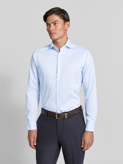 Männermodel trägt Modern Fit Businesshemd aus reiner Baumwolle von OLYMP, hellblau mit weißen Streifen, Ganzkörperansicht von vorne, Herren Businesshemd von OLYMP.
