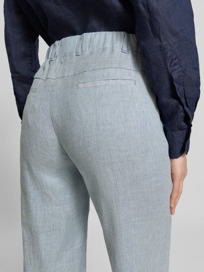 Frauenmodel trägt Flared Stoffhose aus Leinen-Mix von Raphaela By Brax in Melange-Optik mit Label-Applikation, elastischem Bund, Gesäßtasche und seitlichen Eingrifftaschen, Ganzkörperansicht Rückansicht.