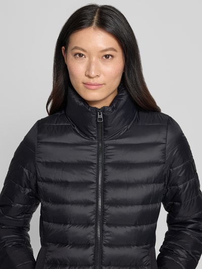 Kobiece model prezentuje Regular Fit Steppjacke mit Stehkragen od Marc O'Polo, czarny kolor, matowa tekstura, widok z przodu, zbliżenie na górę.