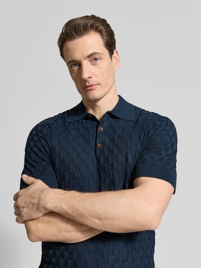 Męski model nosi Slim Fit Poloshirt aus reiner Baumwolle Modell 'Heritage' od Matinique, ciemnoniebieski, krój slim fit, z dzianiny, widok z przodu, zbliżenie na górną część ciała.