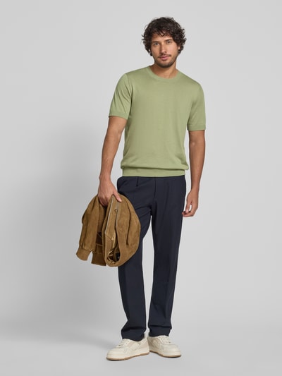 Männermodel trägt Strickshirt mit Rundhalsausschnitt und 1/2-Arm von OLYMP Level Five, Baumwoll-Lyocell-Mix, Ganzkörperansicht von vorne
