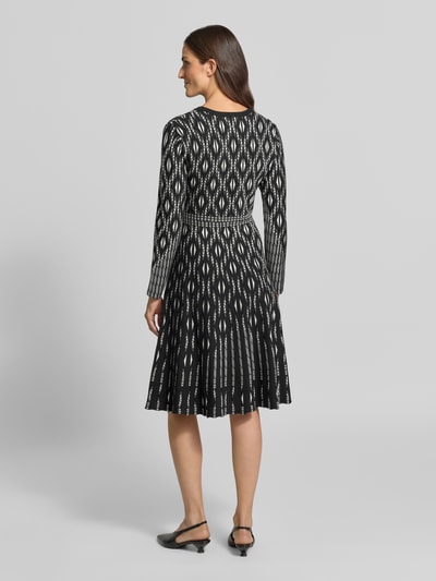 Vrouwenmodel draagt knielang Knielanges Strickkleid im Allover-Look van Apricot, zwart-wit, viscosemix, A-lijn, ronde hals, ruglengte maat S 103 cm, borstwijdte 37 cm, mouwlengte 59 cm, all-over look textuur, geheel lichaamsaanzicht achteraan.
