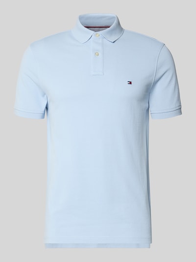 Produktfoto, Regular Fit Poloshirt aus Baumwoll-Mix von Tommy Hilfiger in Hellblau mit Logo-Stitching, Polokragen und Piqué-Struktur.