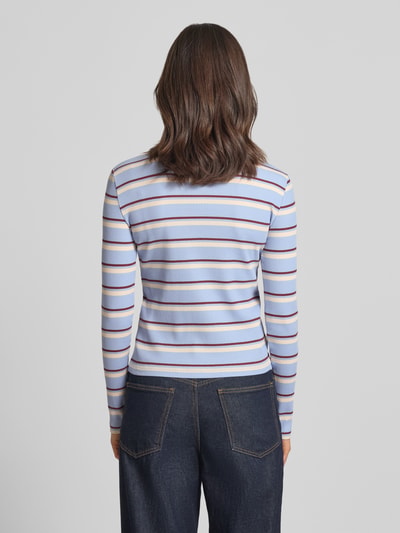 Frauenmodel trägt Slim Fit Langarmshirt aus Baumwoll-Mix Modell 'KATIE' von Vero Moda, mehrfarbig gestreift, Feinstrick, Ganzkörperansicht Rückansicht.