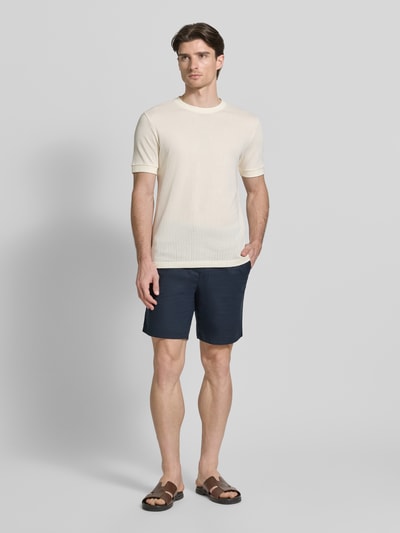 Männermodel trägt T-Shirt mit Rundhalsausschnitt von Antony Morato, Reine Baumwolle, Regular-Fit, Strukturmuster, Herren T-Shirt, Ganzkörperansicht von vorne. Rückenlänge bei Größe M: 69 cm.