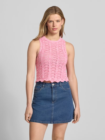 Frauenmodel trägt Stricktop mit Rundhalsausschnitt Modell 'ZURI' von JJXX in Rosa, Baumwolle, körpernah geschnitten, Ganzkörperansicht von vorne.