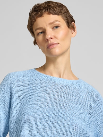 Vrouwenmodel draagt lichtblauwe Strickpullover mit 3/4-Arm Modell 'Tapper' van FREE/QUENT, regular fit, ronde hals, detailopname bovenlichaam.