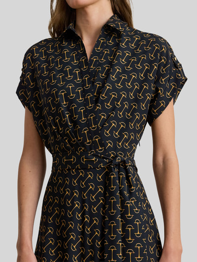 Frauenmodel trägt Tailliertes Wickelkleid aus Chiffon von Lauren Ralph Lauren mit Allover-Muster, V-Ausschnitt, Taillengürtel, Nahaufnahme Oberkörper.