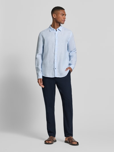 Männermodel trägt Jogpants aus Baumwoll-Leinen-Mix mit elastischem Bund von Scotch & Soda, dunkelblau, Regular Fit, Ganzkörperansicht von vorne, Kontext: Herren Jogpants mit Tunnelzug, Bundweite 42 cm, Innenbeinlänge 76 cm bei Größe 32/32.