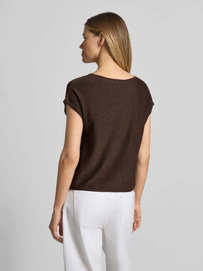 Frauenmodel trägt Strickshirt aus Viskose-Mix mit Rundhalsausschnitt von Comma, schimmernd, Regular-Fit, Farbe Braun, Ganzkörperansicht Rückansicht.