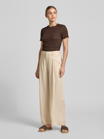 Modelka nosi T-Shirt mit Strukturmuster und Rundhalsausschnitt von Jake*s Collection w kolorze brązowym, mieszanka materiałów z dodatkiem streczu, krój slim fit, fakturowany wzór, okrągły dekolt, długość tyłu w rozmiarze S: 48 cm, pełny widok z przodu.