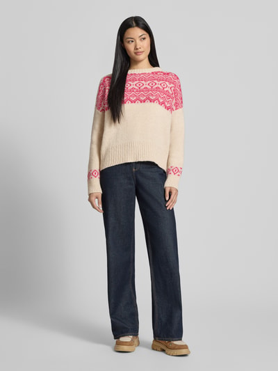 Modelka kobieca ma na sobie Strickpullover mit Baumwoll-Anteil Modell 'Nordic' od miss goodlife, luźny fason, stójka, dzianinowe wykończenia, przód, zdjęcie całopostaciowe.
