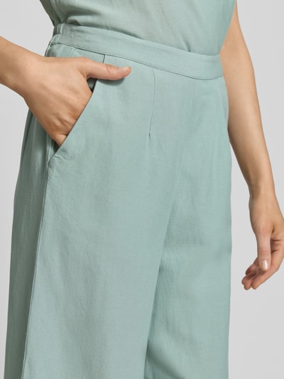 Frauenmodel trägt Culotte aus Viskose-Mix mit Leinen-Viskose-Anteil von Vila, Modell 'PRISILLA', mit Eingrifftaschen, Nahaufnahme Oberkörper.