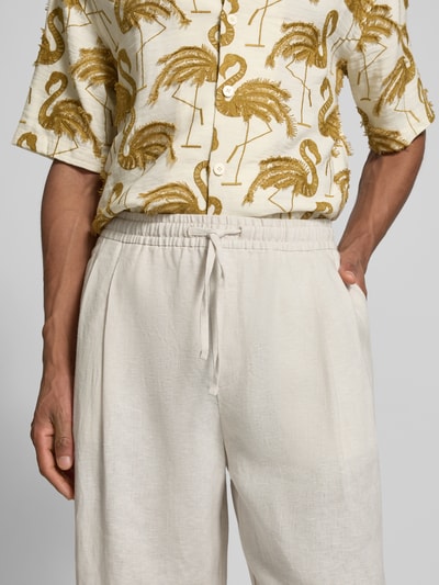 Männermodel trägt Relaxed Fit Leinenhose aus reinen Leinen von JAKE*S STUDIO MEN in Naturweiß, elastischer Bund, Nahaufnahme Oberkörper.
