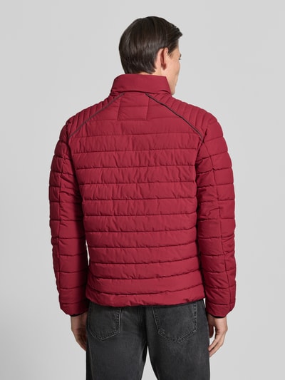 Männermodel trägt Steppjacke mit Stehkragen und Ritszakken van LERROS in donkerrood, regular fit, ruglengte 69 cm, schouderbreedte 46 cm, borstwijdte 60 cm, mouwlengte 69 cm, geheel van achteren