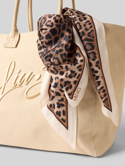 Produktfoto, Shopper mit Label-Stitching Modell 'PLENTIA' von Liu Jo White aus Reine Baumwolle, Hauptfach mit Reißverschluss, Tragehenkel, beige strukturierte Oberfläche, Maße: Breite 36 cm, Länge 33 cm, Tiefe 17 cm, Schulterriemen 60 cm, dekoriert mit gemustertem Tuch.