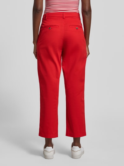 Frauenmodel trägt Slim Fit Chino aus Baumwoll-Mix von Tommy Hilfiger, Optik: Unifarben, Passform: Slim-Fit, Gesäßtaschen, Farbe Rot, Ganzkörperansicht Rückansicht.