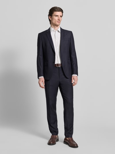 Männermodel trägt Regular Fit Businesshemd mit Kentkragen Modell 'JOE' von BOSS im Allover-Muster, Ganzkörperansicht von vorne.
