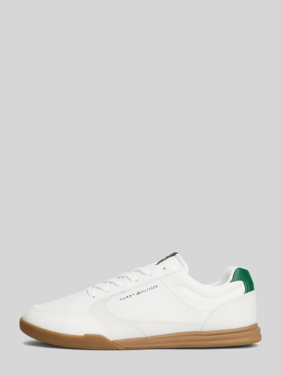 Produktfoto, Sneakersy z prawdziwej skóry z naszywką z logo od Tommy Hilfiger, białe z zielonym detalem, tekstura gładka, kontekst: męskie sneakersy od Tommy Hilfiger