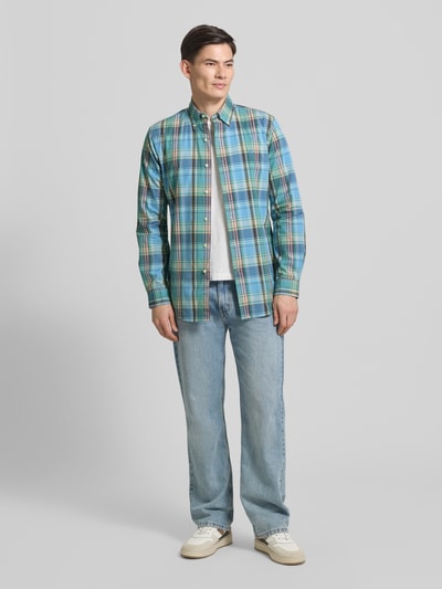 Männermodel trägt Custom Fit Freizeithemd mit Button-Down-Kragen von Polo Ralph Lauren, mehrfarbig kariert, Reine Baumwolle, Ganzkörperansicht von vorne. Rückenlänge bei Größe M 82 cm, Schulterbreite 44 cm, Ärmellänge 65 cm, Knopfleiste, Label-Stitching.