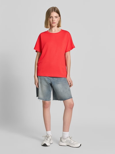 Frauenmodel trägt Damen T-Shirt mit Rundhalsausschnitt Modell 'BANU' von Soyaconcept in Rot, Material-Mix mit Modal-Anteil, Relaxed-Fit, Ganzkörperansicht von vorne.