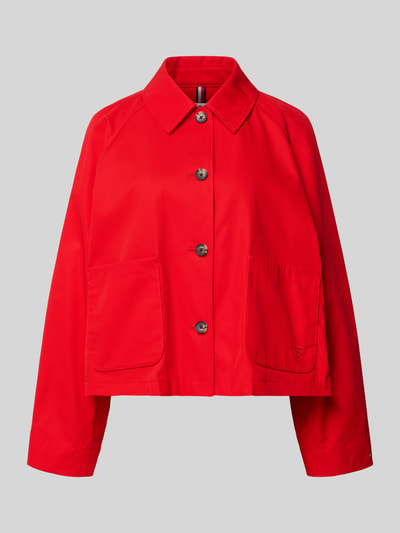 Produktfoto, Relaxed Fit Trenchcoat aus reiner Baumwolle von Tommy Hilfiger, efekt: jednolity kolor, krój relaxed fit, wykładany kołnierz, listwa guzikowa, długość krótka, detal z logo, zakończenie rękawów proste, hydrofobowy, splot twill, bawełna