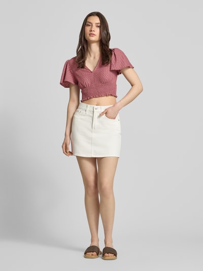 Frauenmodel trägt Regular Fit Crop Top mit Strukturmuster Modell 'HANNAH' von Only, Optik: Unifarben, gesmoktes Brustband, V-Ausschnitt, Schmetterlingsärmel, Kurzarm, Rumpfabschluss: Smok, Ganzkörperansicht von vorne.