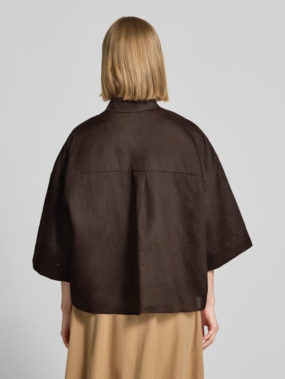 Frauenmodel trägt Boxy Fit Leinenbluse mit 3/4-Arm Modell 'RITO' von MM by Max Mara, Optik: Unifarben, Passform: Boxy-Fit, reines Leinen, Rückenpasse mit Cacharel-Falte, Ganzkörperansicht Rückansicht.