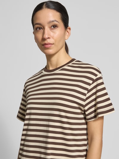 Frauenmodel trägt T-Shirt mit Rundhalsausschnitt von Stefanel in braun-beigen Streifen, reine Baumwolle, gerader Schnitt, Nahaufnahme Oberkörper.