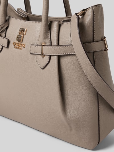 Produktfoto, Handtasche in Leder-Optik mit Logo-Applikation von Guess in Beige, Tragehenkel, abnehmbarer Schulterriemen, goldene Details, feine Narbung, strukturiertes Material, Hauptfach mit Reißverschluss, 40x25x13 cm, Innenfach, sichtbare Guess Logo-Applikation