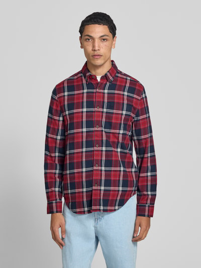 Männermodel trägt Regular Fit Freizeithemd aus reiner Baumwolle von Superdry in Rot-Blau-Karo, Button-Down-Kragen, Ganzkörperansicht von vorne.