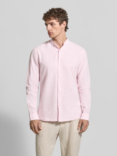 Männermodel trägt Regular Fit Freizeithemd aus Leinen-Baumwoll-Mix von MCNEAL in zartem Rosa mit Stehkragen und Knopfleiste, Ganzkörperansicht von vorne. Rückenlänge 76 cm, Schulterbreite 48 cm, Ärmellänge 67 cm, Größe M.