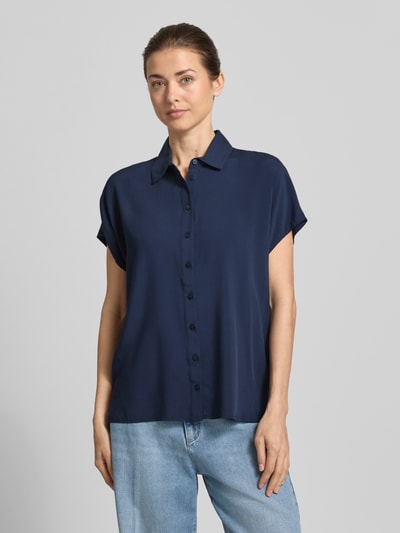Modelka kobieca ma na sobie Regular Fit Bluse aus Viskose od Christian Berg Woman, ciemnoniebieska, krój regular fit, czysta wiskoza, koszulowy kołnierzyk, guziki, gładka tekstura, długość tyłu 64 cm, długość rękawa 15 cm, widok całej sylwetki z przodu.