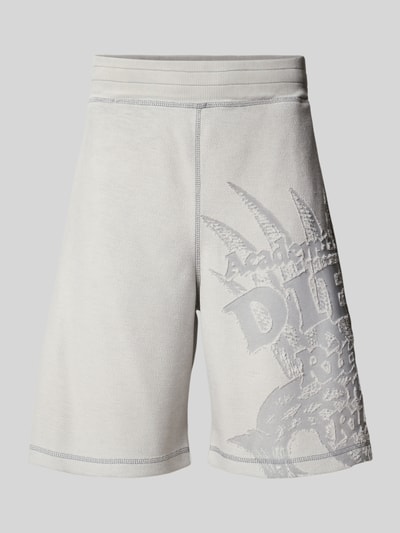 Produktfoto, helle Straight Fit Shorts mit Baumwoll-Anteil von Diesel, elastischer Bund, Logo-Detail, Gesäßtasche, graue Schrift und Muster, glatte Textur, Vorderansicht, Kontext: Herren Shorts, Material-Mix, Innenbeinlänge 23 cm, Bundweite 41 cm.