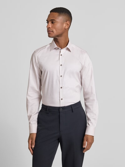 Männermodel trägt Slim Fit Businesshemd aus Baumwoll-Mix mit Kentkragen von OLYMP Level Five in Hellrosa, lange Ärmel, Ganzkörperansicht von vorne.