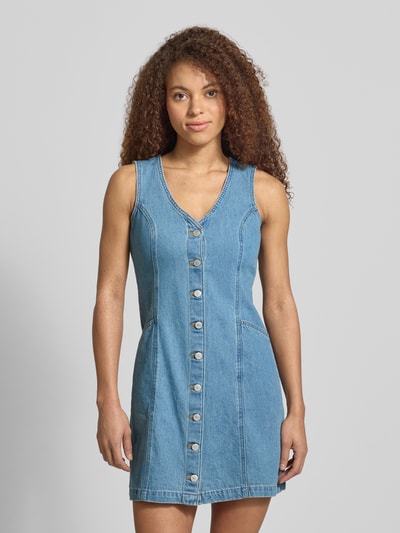 Vrouwenmodel draagt Figurbetontes Jeanskleid aus reiner Baumwolle van Levi's®, denimlook in lichtblauw, nauw aansluitend, minilengte met V-hals, doorlopende knoopsluiting, zonder mouwen, recht zoom, steekzakken, puur katoen, labelapplicatie, geheel vooraanzicht.