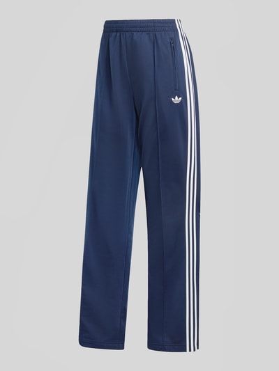Produktfoto, dunkelblaue Loose Fit Sweathose mit Logo-Stitching Modell 'FIREBIRD' von adidas Originals, glatte Textur, weiße Streifen