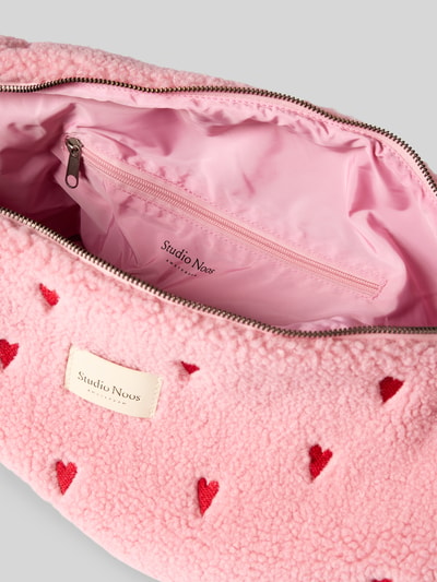 Produktfoto, Crossbody Bag mit Logo-Patch Modell 'Teddy' von Studio Noos, rosa Teddy-Stoff mit roten Herzchen, Reißverschluss, Innenfach und Logo-Patch, Allover-Motiv-Stitching, Maße: 60x36x12 cm, Schulterriemen 80 cm, für Damen