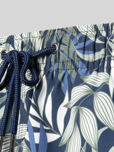 Produktfoto, Badehose im Allover-Look von MCNEAL in Weiß, Blau und Grün mit elastischem Bund und Tunnelzug, Regular-Fit, detailreiche Textur