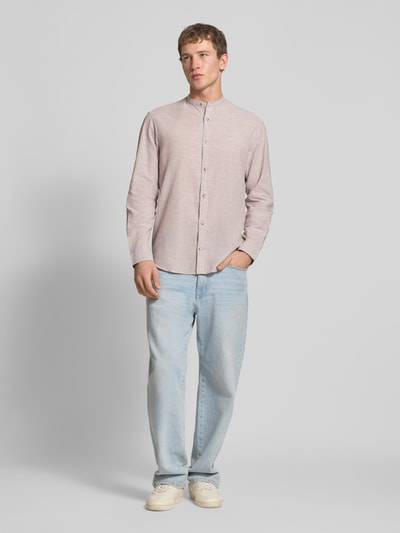 Męski model nosi Regular Fit Freizeithemd aus Baumwoll-Leinen-Mix od Jack & Jones SUMMER LINEN BLEND, jasnoróżowy, guzik, stójka, dżinsy, krój regular fit, zdjęcie całopostaciowe z przodu, długość pleców w rozmiarze M: 75 cm, szerokość ramion w rozmiarze M: 46 cm, długość rękawa w rozmiarze M: 65 cm
