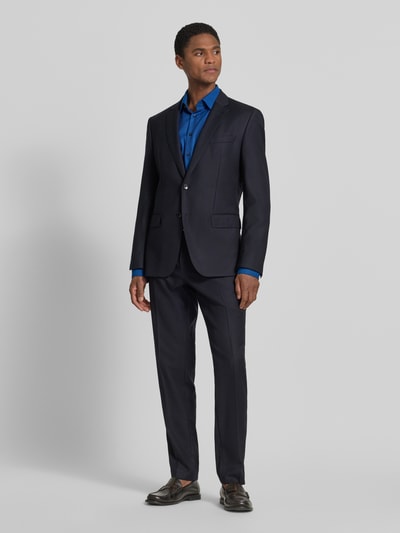 Männermodel trägt Slim Fit Business-Hemd mit Kentkragen von Jake*s in Blau aus Reine Baumwolle, Ganzkörperansicht von vorne. Rückenlänge bei Größe 39/40: 79 cm, Schulterbreite: 48 cm, Ärmellänge: 65 cm, Knopfleiste, Sportmanschetten, abgerundeter Saum.